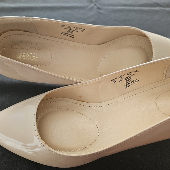 Jaclyn Smith Memo Tech Nude Vinyl 1 1/2" Heels Size 9M - Picture 5 of 7